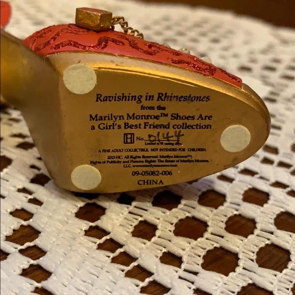 Marilyn Monroe miniature collectible shoe - Picture 8 of 8